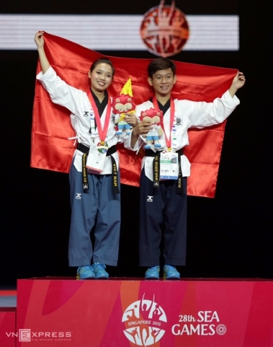 Cặp đôi Minh Tú - Minh Văn giành Huy chương vàng Taekwondo đầu tiên cho đoàn thể thao Việt Nam.